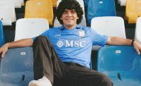 Pe cient'anne, il Napoli svela la nuova maglia facendola indossare a Maradona