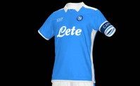 Sul web spunta la maglia futura del Napoli con nuovo sponsor tecnico, &egrave; solo IA