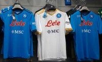 Maglie Napoli Armani arrivate negli store: Sono due i giocatori pi� richiesti (FOTO)