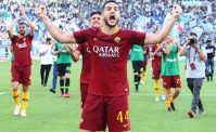 FOTO - Manolas-Napoli, � tutto fatto e i tifosi si scatenano: Eccolo con la maglia azzurra!