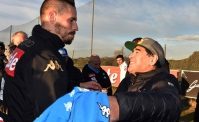 VIDEO - Non potevo mancare, sorpresa di Hamsik a Maradona! Diego si emoziona