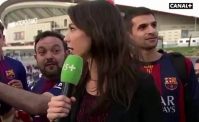 VIDEO - Non mi toccare, la giornalista fulmina in diretta il tifoso che la molestava
