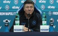 Mazzarri e il siparietto con la sedia: Ohhh, ma siamo sotto terra?. Interviene Lombardo (VIDEO)