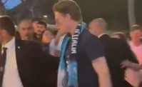 McTominay idolo al chiosco: beve l'aranciata con i tifosi (increduli) a Ischia