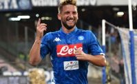 FOTO - Allan steso dietro la barriera all'Olimpico, Mertens lo prende in giro sui social