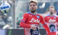 Mertens in taxi, il belga si ferma e firma autografi ai tifosi del Napoli (VIDEO)