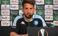 VIDEO - Mertens da brividi! Di notte ai Quartieri Spagnoli per onorare Maradona