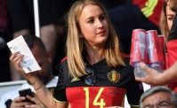 VIDEO - Mertens, la moglie Kat scatenata in Curva in versione Ultras: birra e tifo!