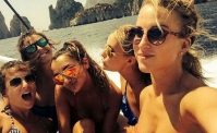 VIDEO - Lady Mertens si gode il mare di Napoli a novembre: Mamma mia, che bellezza!