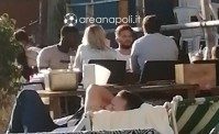 Mertens e Tuanzebe, pranzo in spiaggia. L'inglese stupito dal clima e dal golfo di Napoli