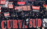 Milan, alcuni tifosi stuzzicano De Laurentiis: Perché vuole farsi così male?