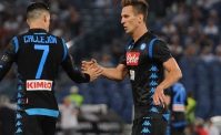 VIDEO - Pallonata di Mario Rui a Milik che finge di farsi male: Napoli tra palleggi e risate!