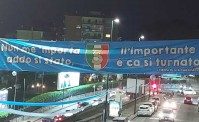 Napoli, via Caravaggio si tinge d'azzurro. Mega striscione: Nun me 'mporta...