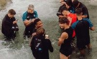 Crioterapia naturale a Dimaro: il Napoli si rinfresca nel fiume dopo le fatiche con Allegri