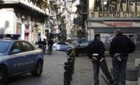 ULTIM'ORA - Tragedia in pieno centro a Napoli, muore uomo colpito dal cornicione di un palazzo