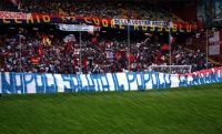 FOTO - Juventus sconfitta, tifoso del Napoli con la sciarpa del Genoa all'esterno del San Paolo!