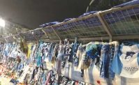 FOTOGALLERY - Napoli, parte dei cimeli per Maradona gi� all'interno del San Paolo. Quelli all'esterno protetti dagli ultras con alcuni teloni