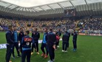 Azzurri in campo per il riscaldamento. I tifosi del Nizza si scatenano: Napoli, Napoli vaffan...!