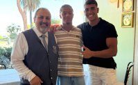 Nuovo look per Neres, il brasiliano a Mergellina dopo le visite col Napoli