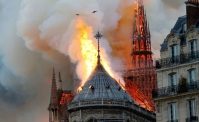 VIDEO - Notre Dame in fiamme. Arriva l'amarissimo commento di De Luca: Non riesco a non piangere