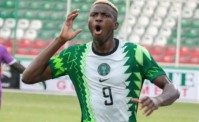 Osimhen canta in ritiro con la Nigeria. Chukwueze si diverte e lo filma (VIDEO)