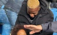 Osimhen, il dolce abbraccio con un bambino. La mamma: Ho una richiesta un po' particolare