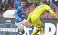 Ounas dopo il tentato scippo: Ho recuperato lo zaino, poi pubblica la foto su Instagram
