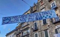 Noi siamo napoletani, ma non italiani, striscione nel cuore di Napoli