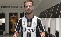 VIDEO - Pjanic segna col Napoli. Due juventini in fuorigioco sulla punizione? Panorama: Regolare?