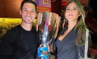 Napoli, squadra riunita per la cena di Natale: a tavola con la Supercoppa. Calciatori scatenati: Oje vita mia!
