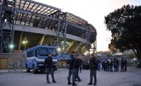 Scontri e violenza a Napoli, la Questura chiarisce: Uomo con la pistola era agente in borghese
