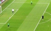 Portieri del Napoli in campo, fischi dei tifosi Eintracht. La risposta dei napoletani