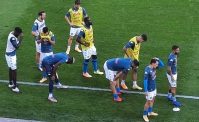Napoli, giocatori in campo per il riscaldamento. Grande concentrazione (VIDEO)