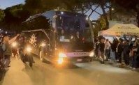 Pullman Eintracht arriva al Maradona: accoglienza calda dei napoletani (VIDEO)
