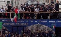 Italia, festa sul pullman scoperto per le strade di Roma. Insigne scatenato e tifosi in delirio (VIDEO)