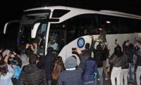 VIDEO - Il Napoli lascia l'hotel per dirigersi a San Siro. Cori dei tifosi azzurri, entusiasmo alle stelle!