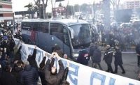VIDEO - Napoli, contestazione ultras contro i giocatori: Mercenari! Siete senza p...