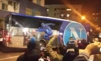 Napoli, tifosi contestano la squadra: Andate a lavorare, bast**di! Fuori i cog**oni