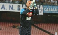 Reina entra in campo, l'accoglienza del San Paolo. Boato per Ghoulam, Hamsik...