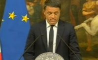 VIDEO - Renzi a Putin, incredibile gufata: L'Italia vincer� i mondiali in Russia