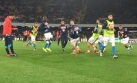 Il Napoli entra in campo per il riscaldamento, Higuain reagisce cos�. Che tensione!
