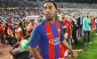 VIDEO - Ronaldinho sconfitto in carcere: nella sfida a calcio-tennis vincono un ladro e un assassino!