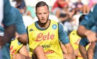 VIDEO - Cosa hai fatto?. Rrahmani-Mertens, scontro in allenamento e risate nello spogliatoio