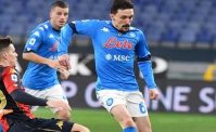 Mario Rui e lo sgambetto all'arbitro (che cade), le migliori battute dei napoletani sui social