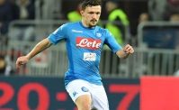 VIDEO - Mario Rui avvia la ripartenza, si guarda intorno: Mertens e gli altri camminano. E' polemica!