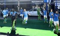 Le sagome dei giocatori del Napoli anche al Rione Traiano. Squadra in campo