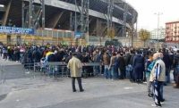 FOTO - Napoli-Arsenal, all'esterno del San Paolo spunta una bandiera dell'Ajax! Si alzano cori anti-Juve