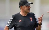 FOTO - Juventus, iniziati gli allenamenti. Ecco Sarri in versione bianconera: risate con Chiellini