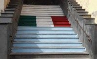 Verniciata scalinata di piazza Carolina. Borrelli denuncia: Girano voci terribili