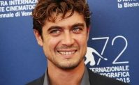 Riccardo Scamarcio vivr� (per il momento) a Napoli. Abiter� nella casa di un ex giocatore azzurro